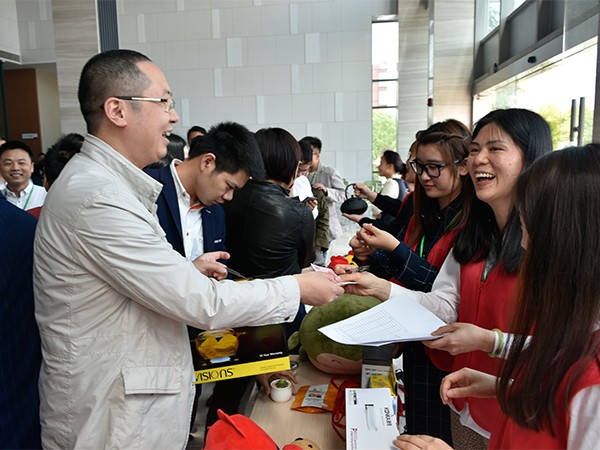 2017年“愛心義賣、健康樂(lè)跑”